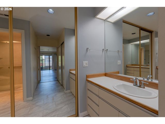 17027 Sw VERSAILLES Ln, Portland, OR 97224