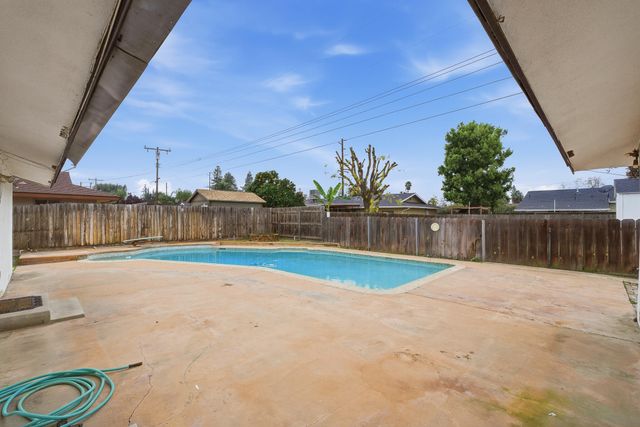 273 E Gannon Drive, Tulare, CA 93274