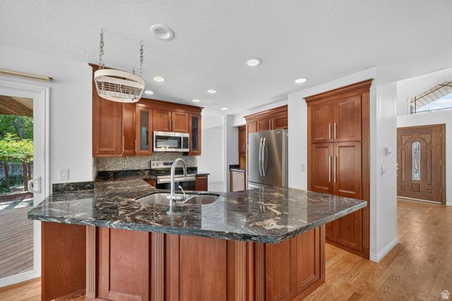 10043 S GRANITE LN, Sandy, UT 84092