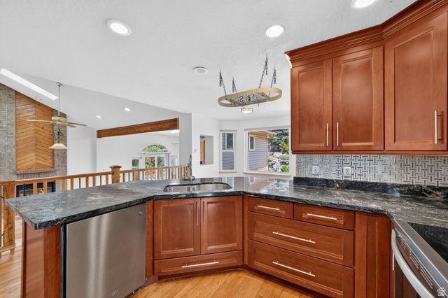 10043 S GRANITE LN, Sandy, UT 84092