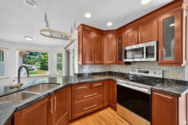 10043 S GRANITE LN, Sandy, UT 84092