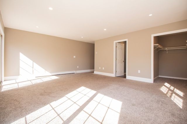 126 Sears Island Dr, Worcester, MA 01606