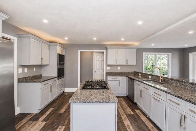 126 Sears Island Dr, Worcester, MA 01606