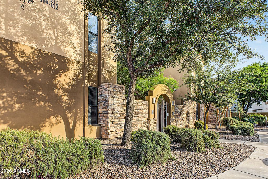 7027 N SCOTTSDALE Road 212, Paradise Valley, AZ 85253 — photo 2