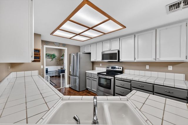 1379 Zephyr Dr, Yuba City, CA 95991