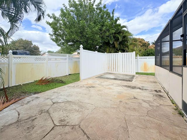 1740 22nd Avenue N, Lake Worth Beach, FL 33460