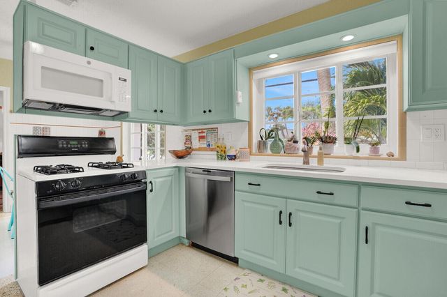 417 N 12th Avenue N, Lake Worth, FL 33460
