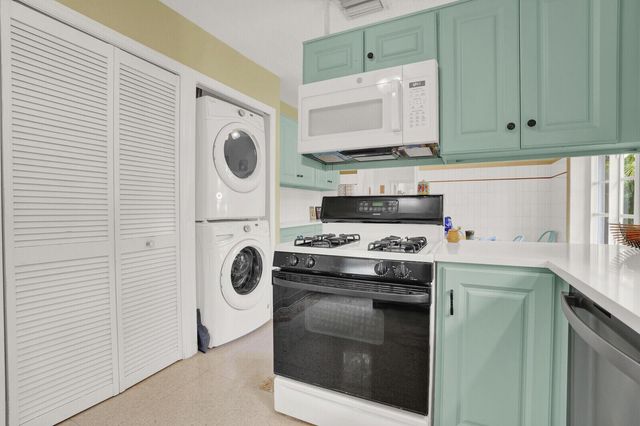 417 N 12th Avenue N, Lake Worth, FL 33460