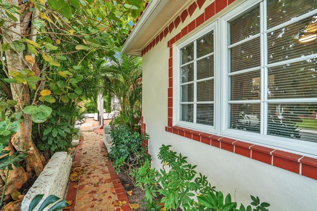 417 N 12th Avenue N, Lake Worth, FL 33460