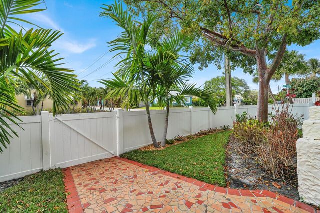 417 N 12th Avenue N, Lake Worth, FL 33460