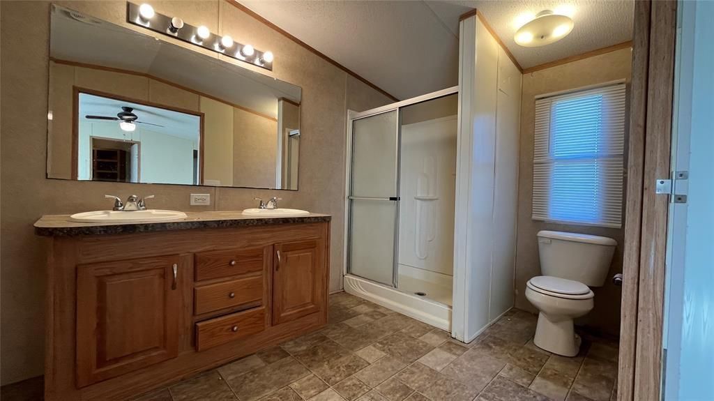 Image 11 of property listing at 1500 S Pine Circle, Guthrie, OK 73044
