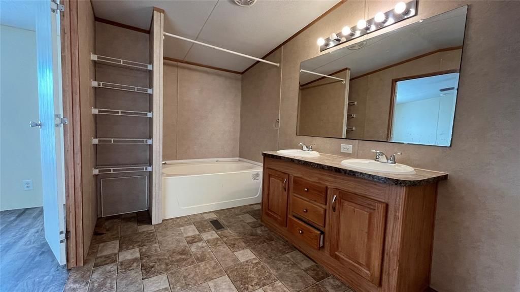 Image 12 of property listing at 1500 S Pine Circle, Guthrie, OK 73044