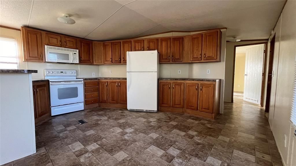 Image 4 of property listing at 1500 S Pine Circle, Guthrie, OK 73044