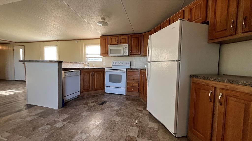 Image 5 of property listing at 1500 S Pine Circle, Guthrie, OK 73044