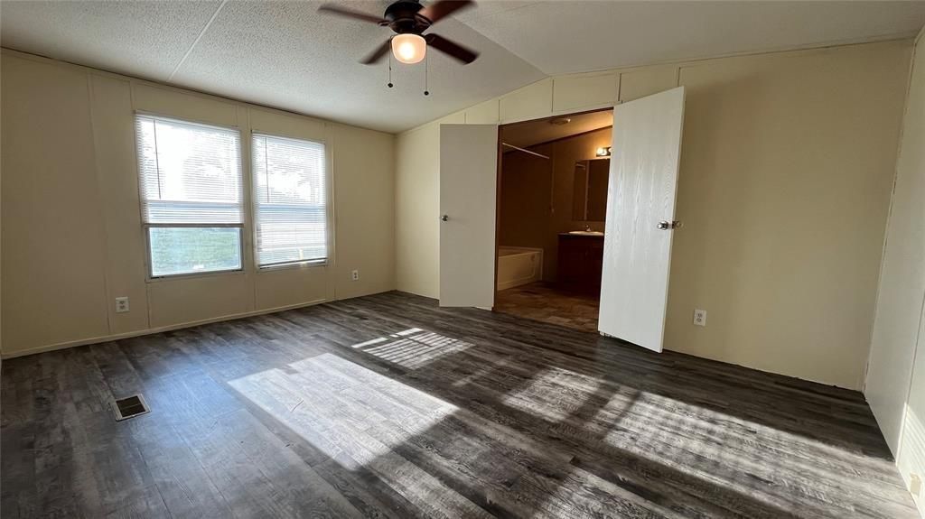 Image 7 of property listing at 1500 S Pine Circle, Guthrie, OK 73044