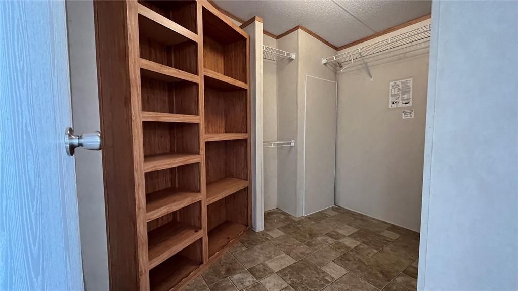 Image 8 of property listing at 1500 S Pine Circle, Guthrie, OK 73044