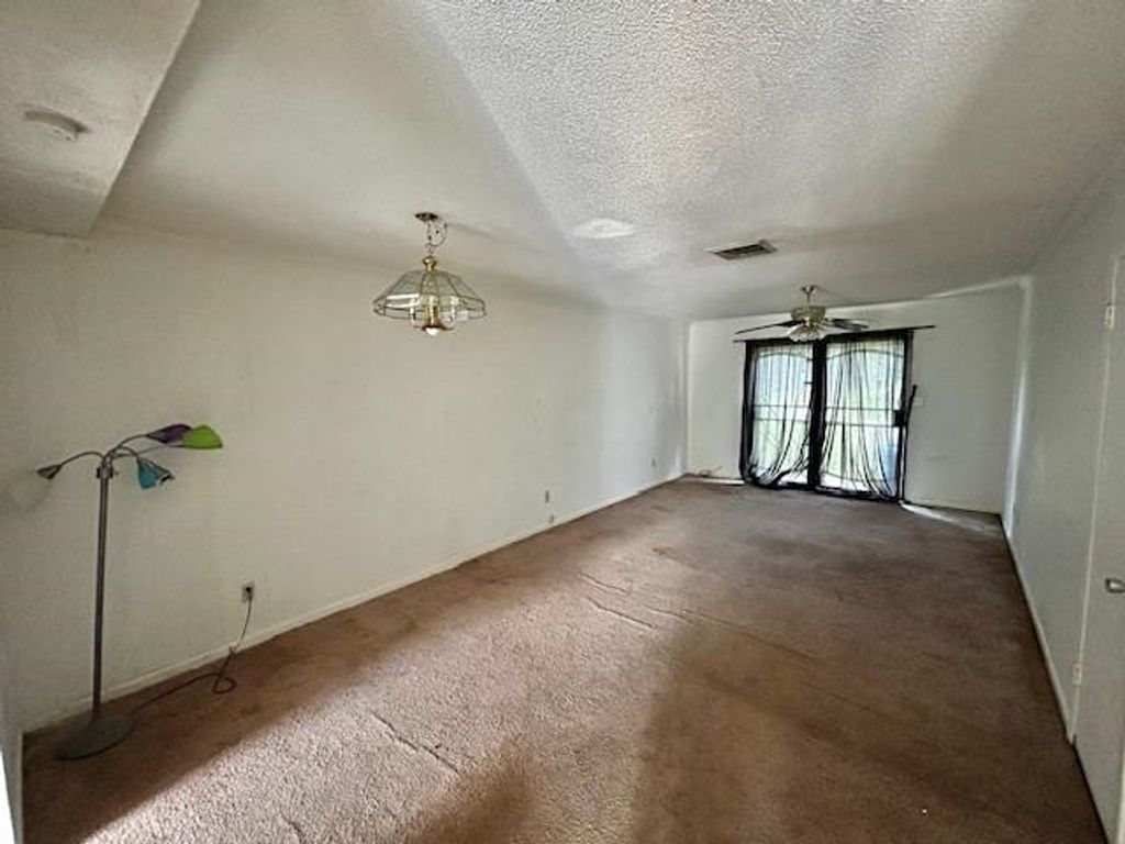 Image 3 of property listing at 2325 W Pensacola St Apt 161, Tallahassee, FL 32304