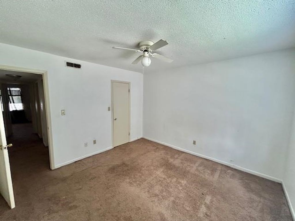 Image 6 of property listing at 2325 W Pensacola St Apt 161, Tallahassee, FL 32304