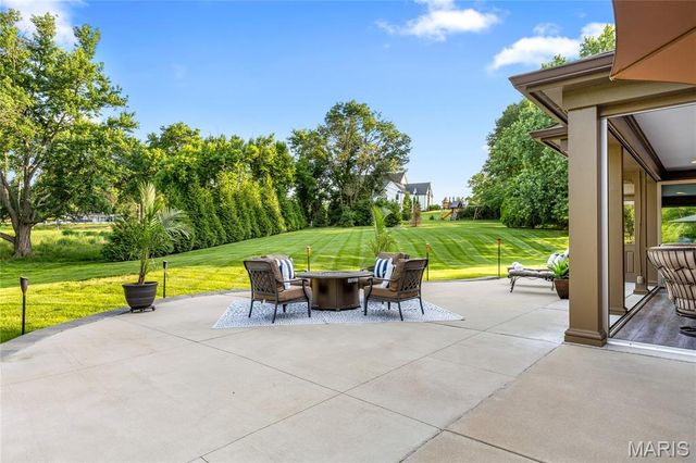 50 Meadowbrook Country Club Estate, Ballwin, MO 63011