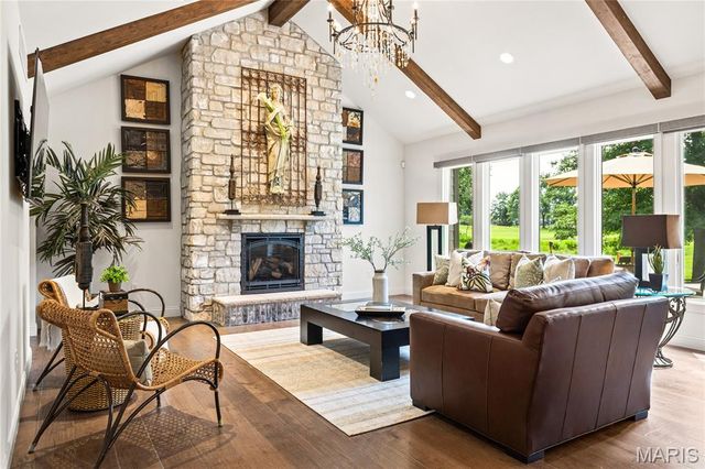 50 Meadowbrook Country Club Estate, Ballwin, MO 63011
