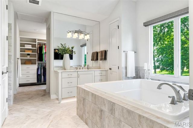50 Meadowbrook Country Club Estate, Ballwin, MO 63011