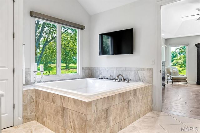 50 Meadowbrook Country Club Estate, Ballwin, MO 63011