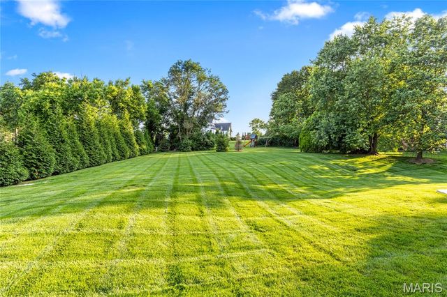 50 Meadowbrook Country Club Estate, Ballwin, MO 63011