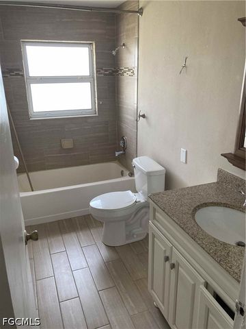 724 Sesame CT, Cape Coral, FL 33904