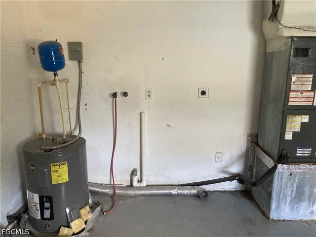 724 Sesame CT, Cape Coral, FL 33904