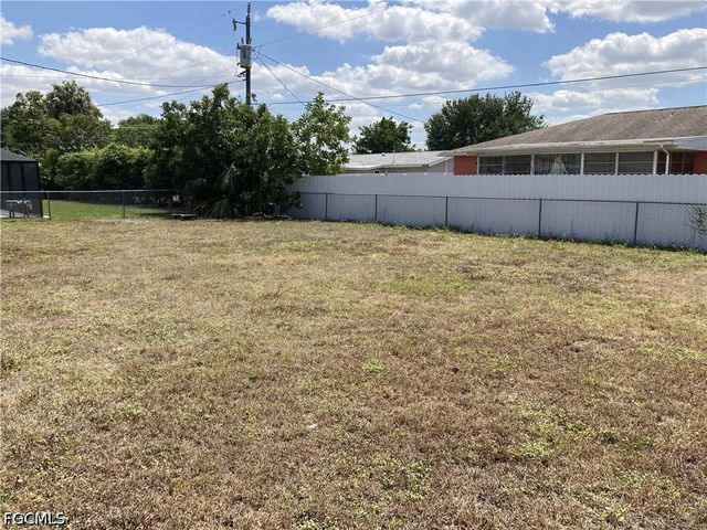 724 Sesame CT, Cape Coral, FL 33904