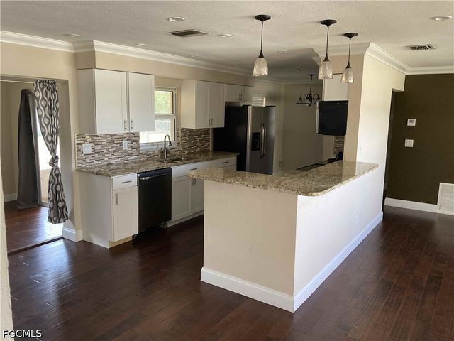 724 Sesame CT, Cape Coral, FL 33904