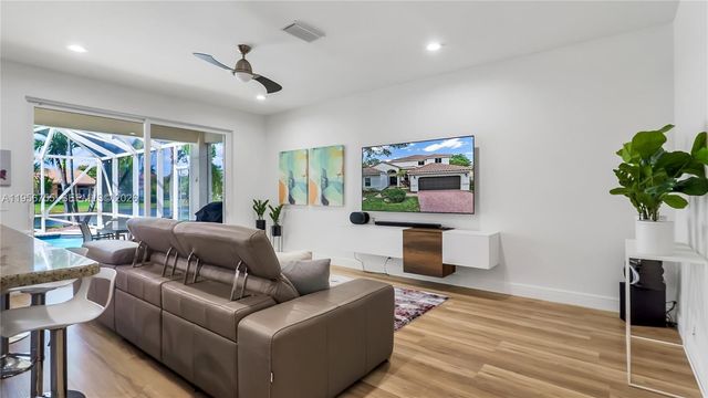 637 Lake Blvd, Weston, FL 33326