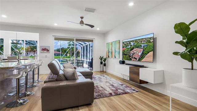 637 Lake Blvd, Weston, FL 33326