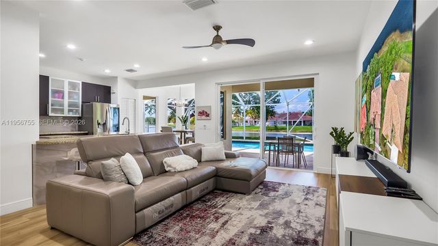 637 Lake Blvd, Weston, FL 33326