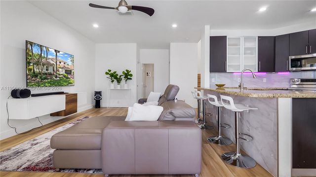 637 Lake Blvd, Weston, FL 33326