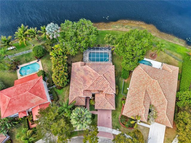 637 Lake Blvd, Weston, FL 33326