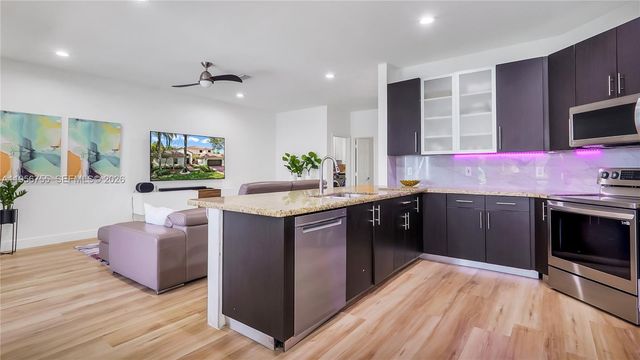 637 Lake Blvd, Weston, FL 33326