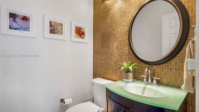 637 Lake Blvd, Weston, FL 33326