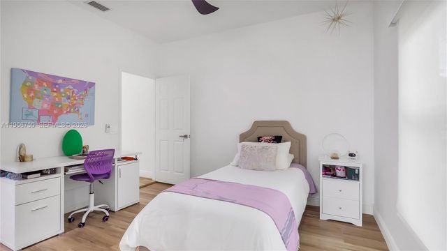 637 Lake Blvd, Weston, FL 33326