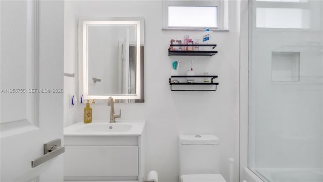 637 Lake Blvd, Weston, FL 33326