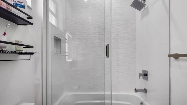 637 Lake Blvd, Weston, FL 33326