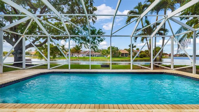 637 Lake Blvd, Weston, FL 33326