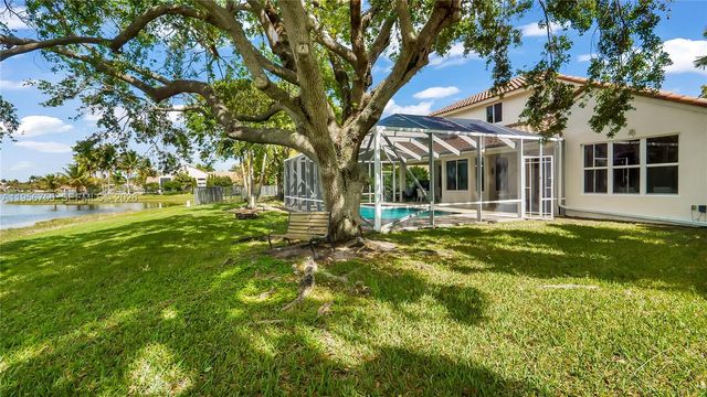 637 Lake Blvd, Weston, FL 33326