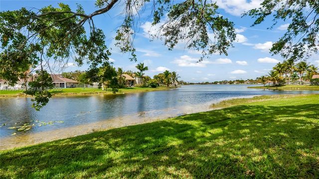 637 Lake Blvd, Weston, FL 33326