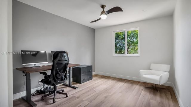 637 Lake Blvd, Weston, FL 33326