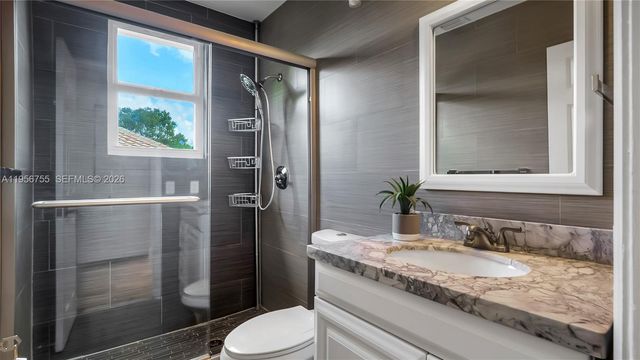 637 Lake Blvd, Weston, FL 33326