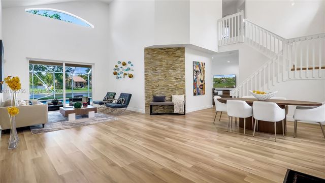 637 Lake Blvd, Weston, FL 33326