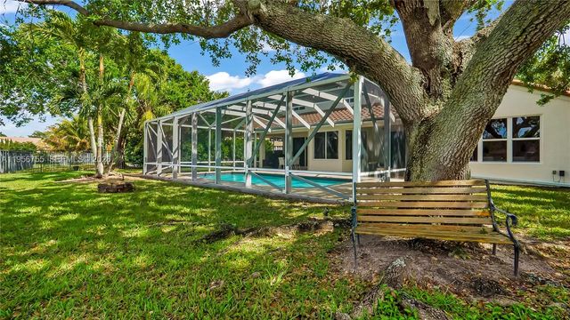 637 Lake Blvd, Weston, FL 33326