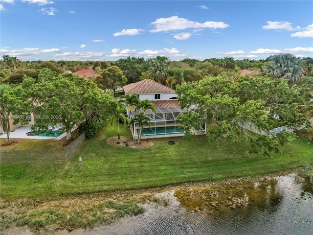 637 Lake Blvd, Weston, FL 33326