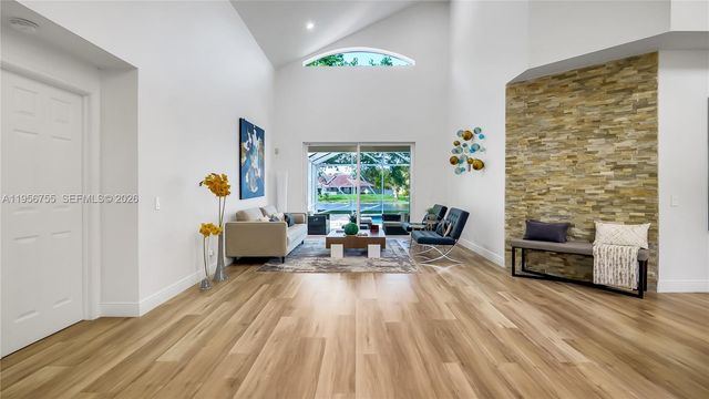 637 Lake Blvd, Weston, FL 33326